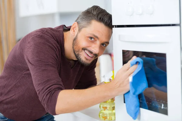 Man Schoonmaken Huishoudelijke Oven Keuken — Stockfoto