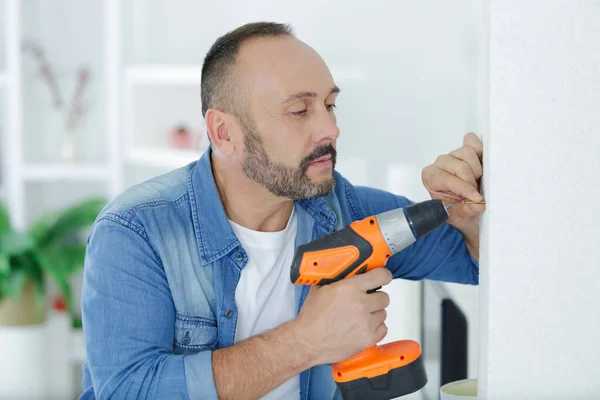 Man Borrar Väggen Med Borrperforator — Stockfoto