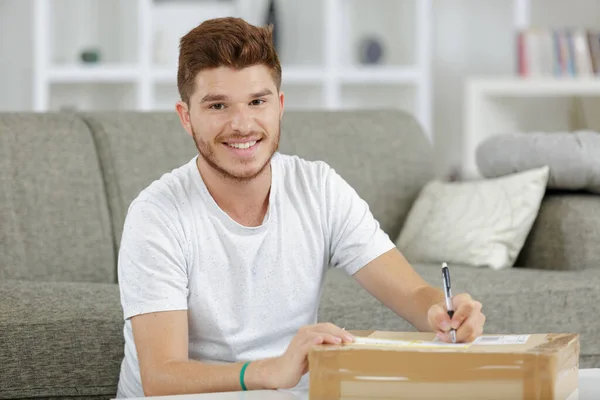 Mann Schreibt Einen Notiztext — Stockfoto