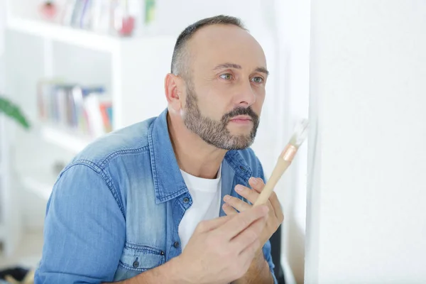 Jonge Werknemers Hardhats Schilderij Van Muur — Stockfoto