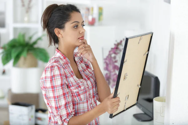 Frau Hängt Einen Rahmen Eine Wand — Stockfoto