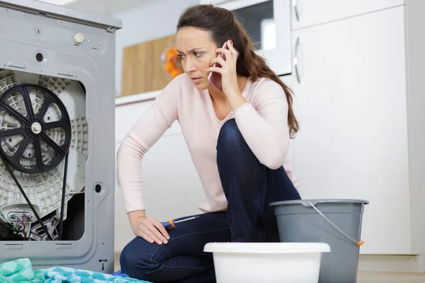 Mulher Frustrada Telefone Lado Máquina Lavar Roupa — Fotografia de Stock