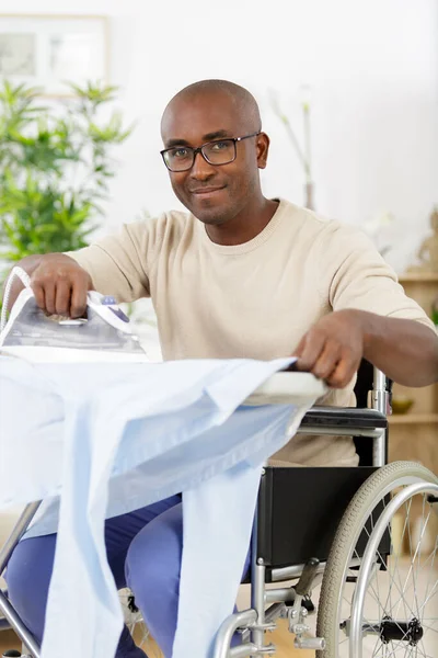 Uomo Disabile Sedia Rotelle Abbigliamento Stiratura — Foto Stock