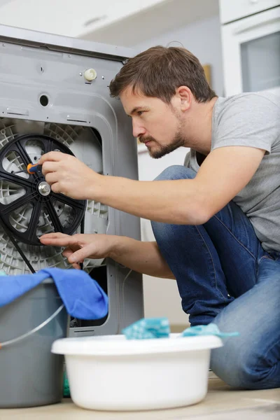 Meester Repareert Kapotte Wasmachine — Stockfoto