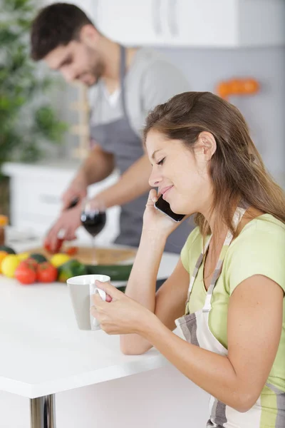 Bela Mulher Adulta Média Usando Telefone Inteligente Cozinha — Fotografia de Stock