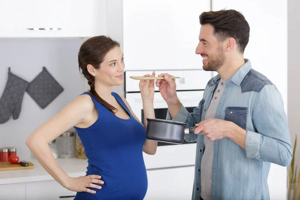 Έγκυος Γυναίκα Και Σύζυγος Μαγειρεύουν Υγιεινά Στην Κουζίνα — Φωτογραφία Αρχείου