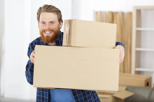 Glücklicher Mann Mit Stapel Schwerer Pappkartons — Stockfoto