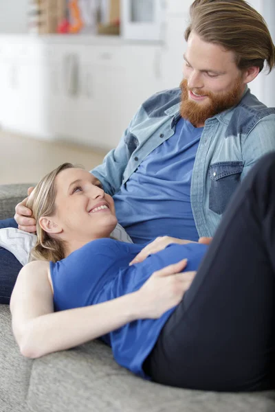 Paar Mit Schwangerer Frau Entspannt Gemeinsam Auf Sofa — Stockfoto