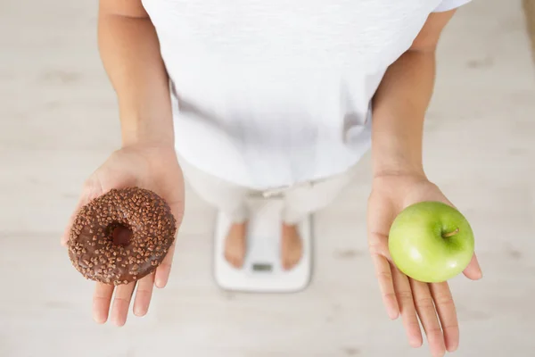 リンゴとドーナツの選択 健康的なライフスタイルの概念 — ストック写真