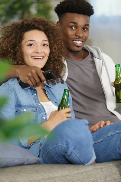 Amigos Felices Pareja Con Cerveza Hablando Casa —  Fotos de Stock