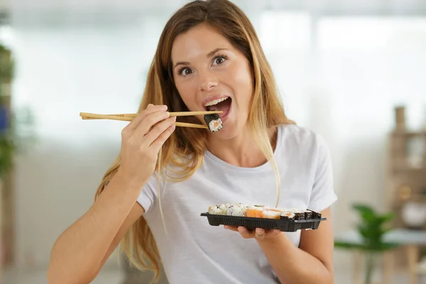 一个女人在吃寿司 — 图库照片
