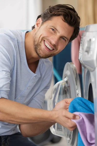 Çamaşır Makinesinden Çamaşır Çıkaran Bir Adamın Resmi — Stok fotoğraf