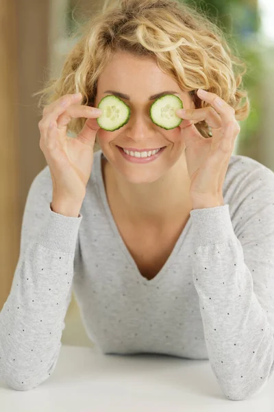 Portrait Pretty Young Woman Having Fun Cucumbers — Stock Photo, Image