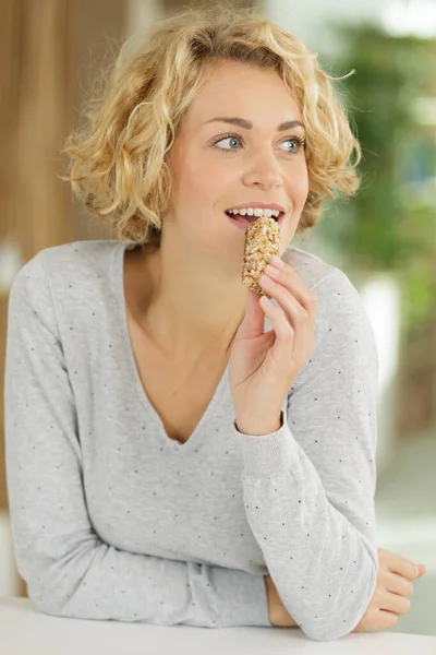 Mujer Comiendo Barra Cereal Casa — Foto de Stock