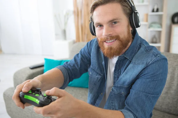 快乐而兴奋的男人 带着耳机玩电子游戏 — 图库照片