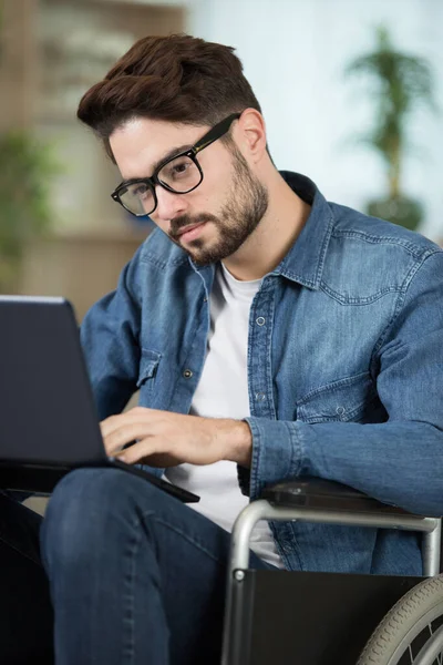 Jovem Homem Incapacitado Usando Laptop Trabalhando Casa — Fotografia de Stock