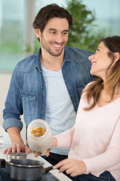 Jovem Casal Preparando Macarrão Mesa Cozinha — Fotografia de Stock