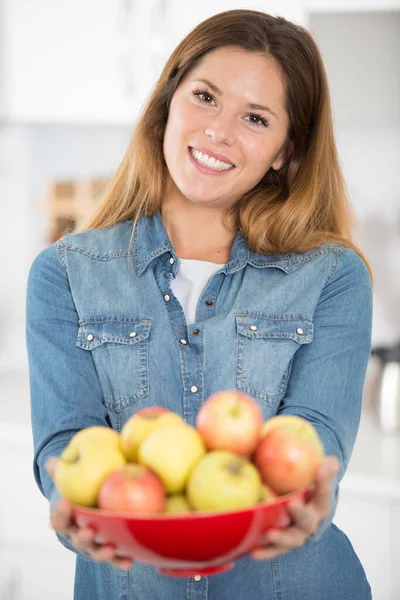 Szczęśliwa Kobieta Oferuje Jabłko Kamery — Zdjęcie stockowe