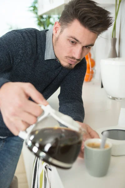 Muž Nalévání Hrnek Horké Filtrované Kávy — Stock fotografie