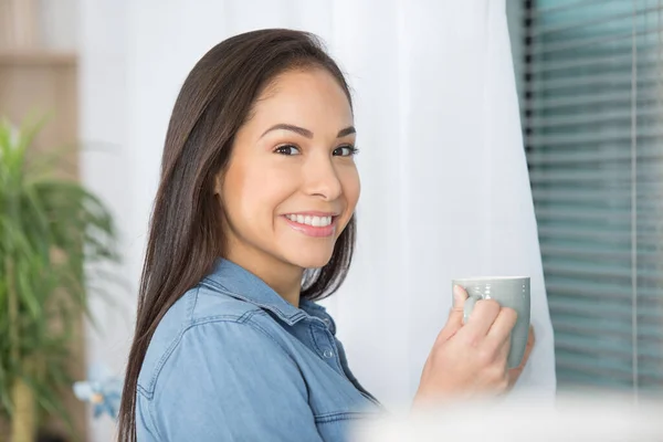 幸せな女性がコーヒーを飲む姿を — ストック写真