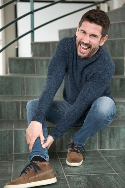 Gewonde Man Beschadigde Zijn Enkel — Stockfoto