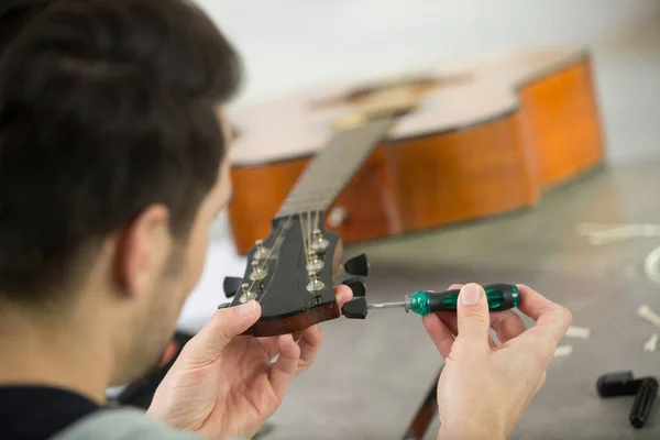 Man Repairing Guitar Tuning Peg Screwdriver — Stock Photo, Image