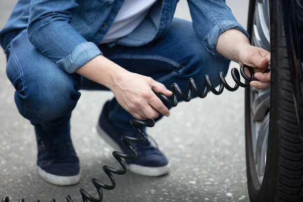 Mann Mit Reifenplatzer Auf Parkplatz — Stockfoto