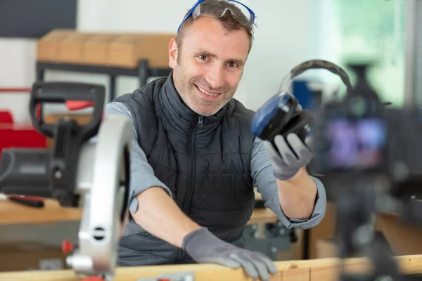 Bouwvakker Met Gehoorbescherming Voor Camera — Stockfoto