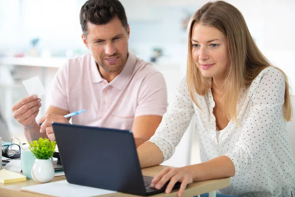 Par Som Använder Kreditkort Shopping Online — Stockfoto