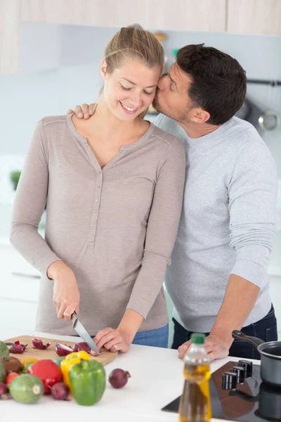 Liebevolles Junges Paar Küsst Sich Beim Salatkochen — Stockfoto