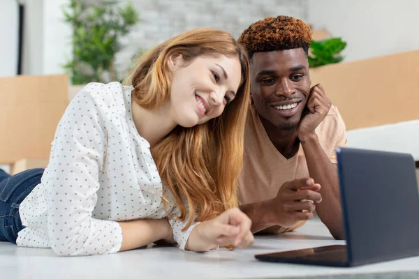 Jong Stel Met Behulp Van Een Laptop Computer — Stockfoto