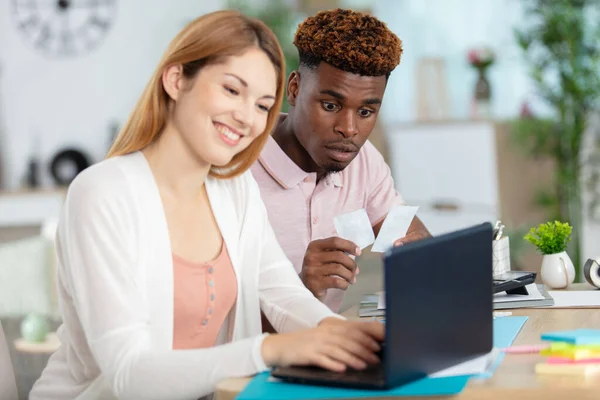 Pareja Joven Usando Ordenador Portátil Casa — Foto de Stock