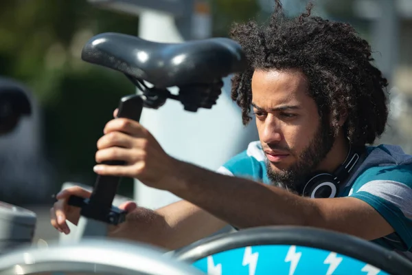 Hipster Hombre Ajusta Asiento Bicicleta — Foto de Stock