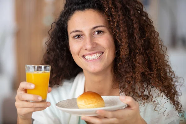 Menina Segurando Pão Vidro Suco Laranja — Fotografia de Stock