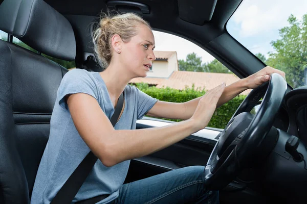 女性ドライバーが車のホーンを鳴らし — ストック写真