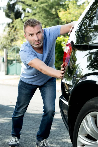 Uomo Che Spinge Sua Auto Rotta — Foto Stock