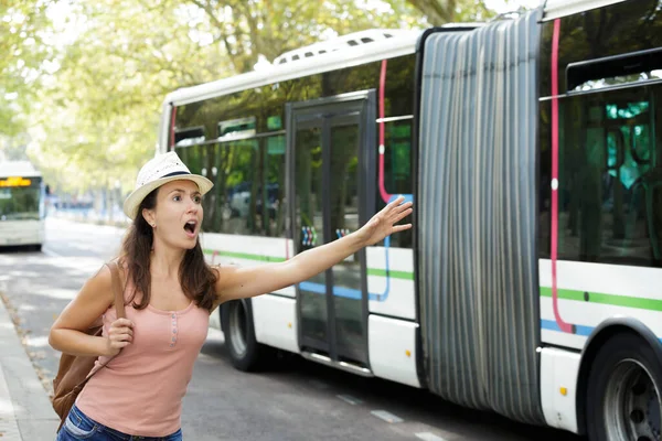 Chateado Mulher Corre Atrás Ônibus Que Sai — Fotografia de Stock