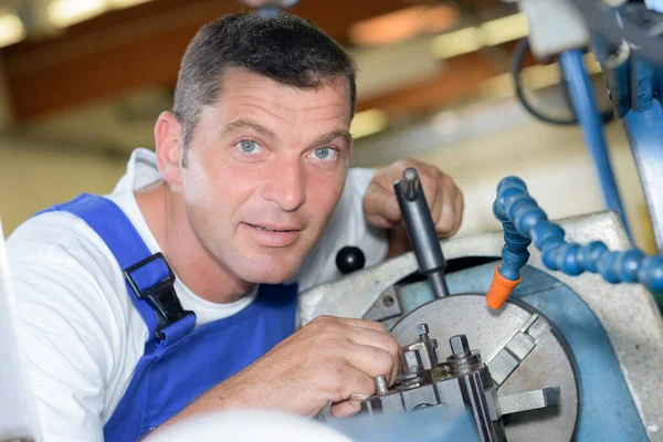 Homem Que Trabalha Com Uma Máquina — Fotografia de Stock