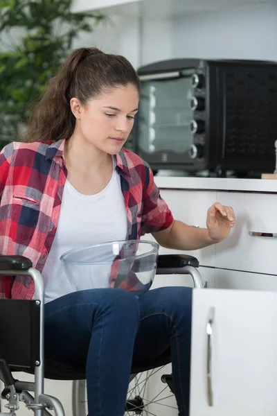 Donna Disabile Sedia Rotelle Preparare Pasto Cucina — Foto Stock