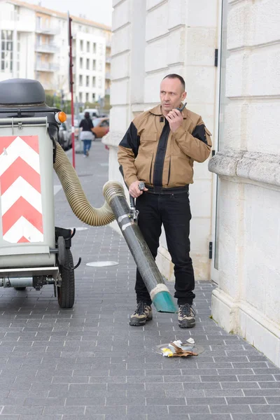 Straat Reiniger Werkt Met Een Stofzuiger Straat — Stockfoto