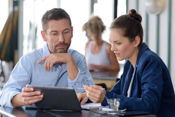 Man Woman Having Business Meeting Cafe Using Tablet — Stock Photo, Image