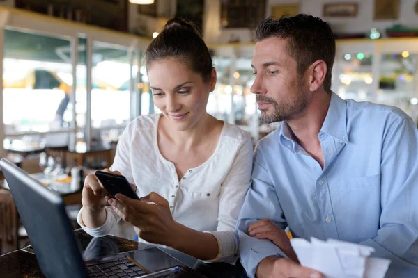Barda Çalışan Çift Akıllı Telefon Laptop Kullanıyor — Stok fotoğraf