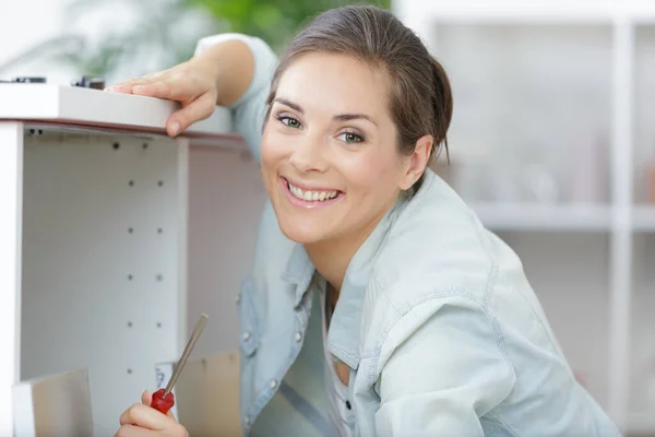 Vrouw Samenstellen Van Zelf Montage Meubels Monteren Flat Pack — Stockfoto