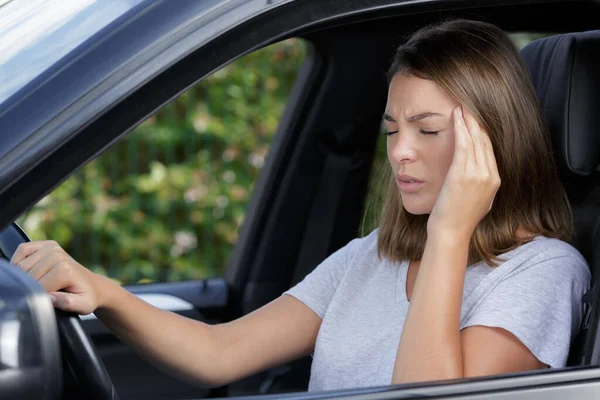 ストレスの多い女性ドライバーが車の中に座って — ストック写真