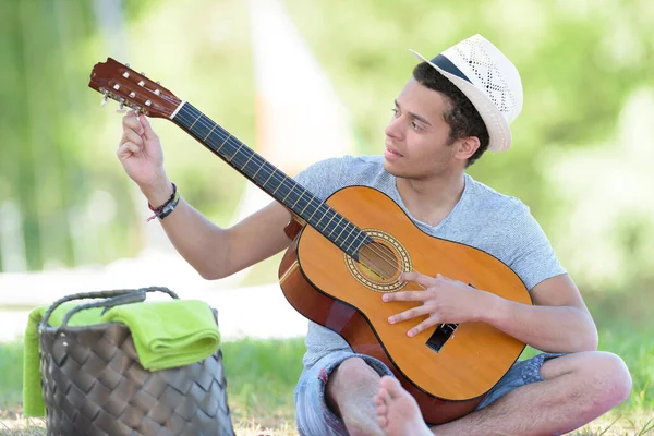 Zdjęcie Młodego Człowieka Regulującego Akordy Gitarowe — Zdjęcie stockowe