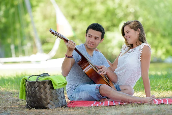 Beau Jeune Couple Avec Guitare Assis Sur Herbe Dans Parc — Photo