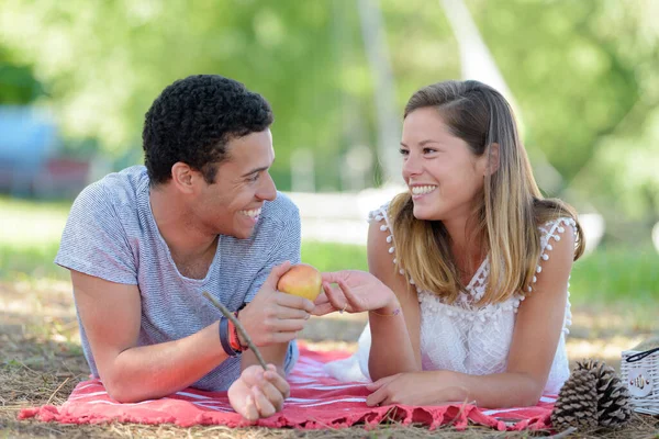 Una Coppia Picnic Con Una Mela — Foto Stock