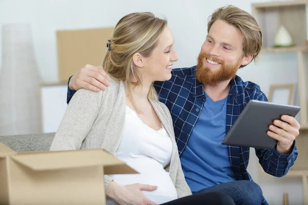 Couple Enceinte Tenir Tablette Numérique Tout Déménageant Maisons — Photo