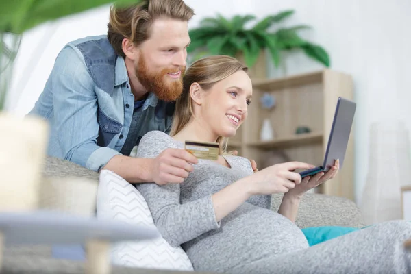 Porträt Eines Lächelnden Jungen Schwangeren Paares Beim Online Shopping — Stockfoto