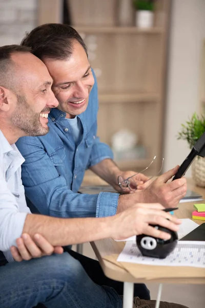 Feliz Gay Casal Trabalho Juntos Escritório — Fotografia de Stock